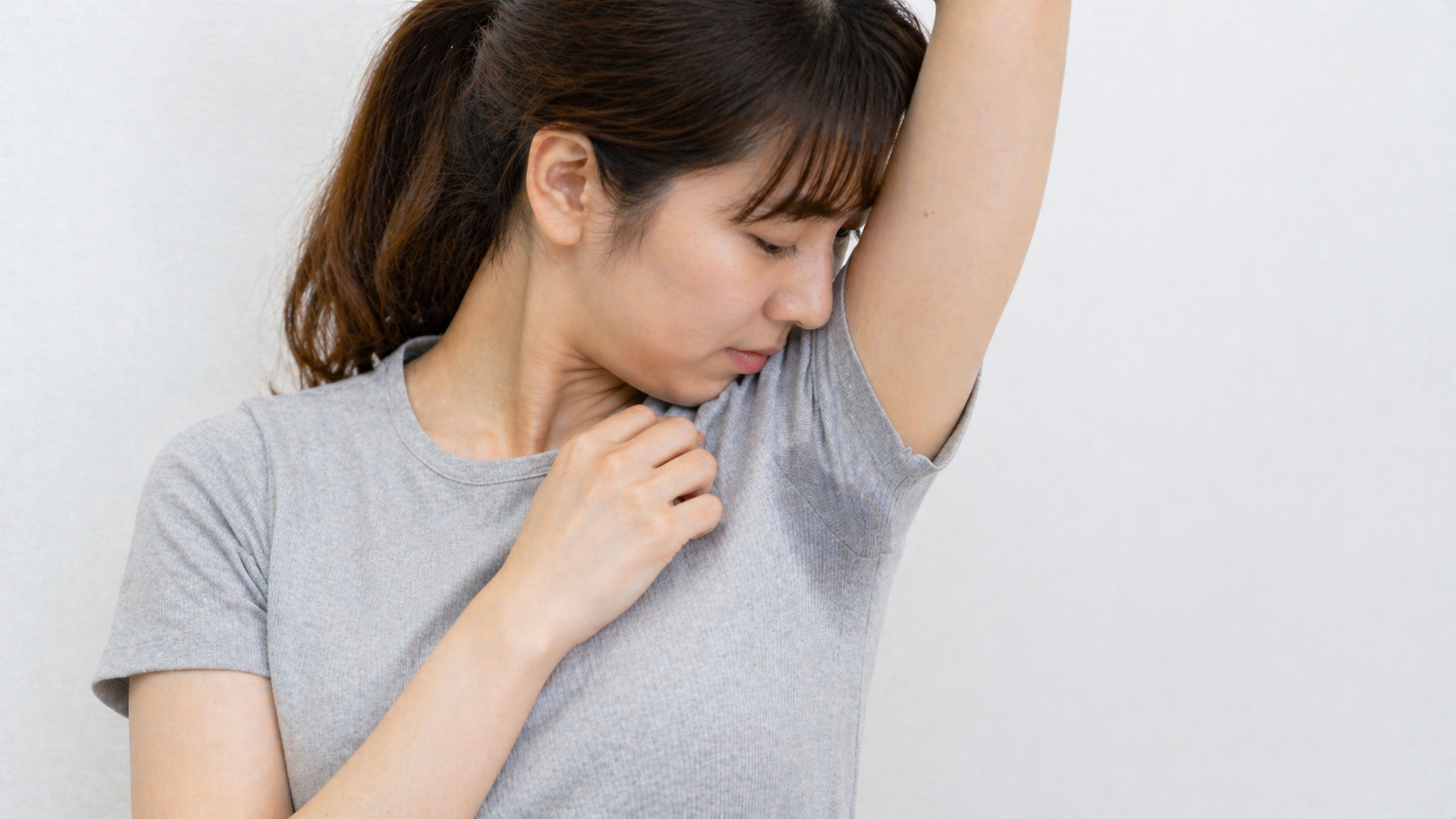 首 の 後ろ に 汗 を かく 女性