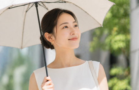 日傘を差す女性