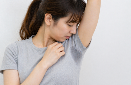 ワキ汗を気にする女性