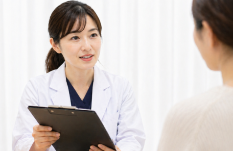クリニックでカウンセリングを受ける患者と女性医師