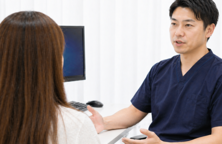 クリニックでカウンセリングを受ける患者と男性医師