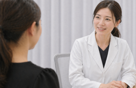 クリニックで診察を受ける患者と女性医師