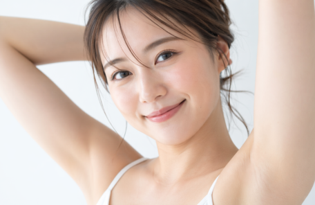 両手を上げて脇を出している女性