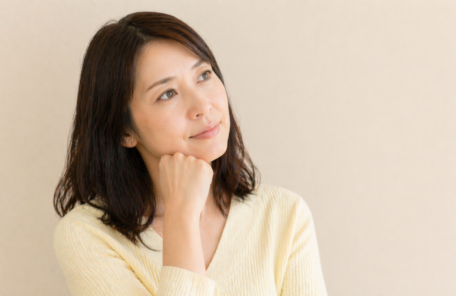 考え事をする女性