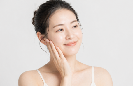 頬に手を当てている女性