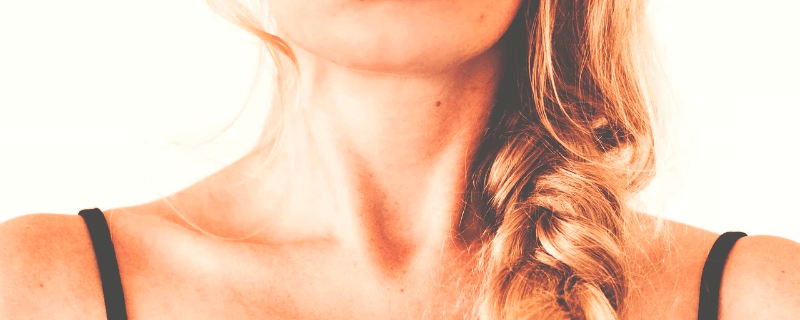 Illustration showing skin tags on the neck and underarm area