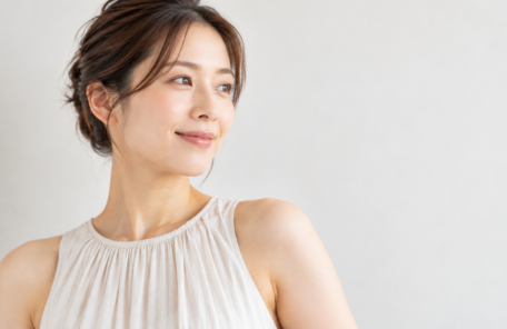 微笑んでいる女性