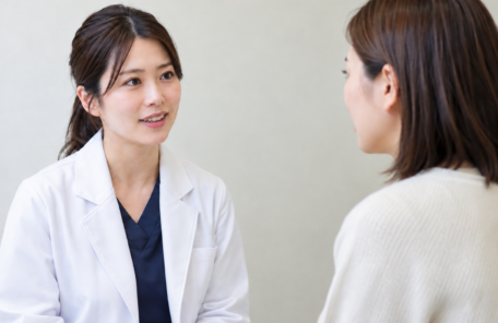 患者と話している女性医師