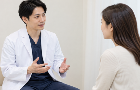 患者に説明を行う男性医師