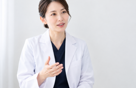 説明を行う女性医師